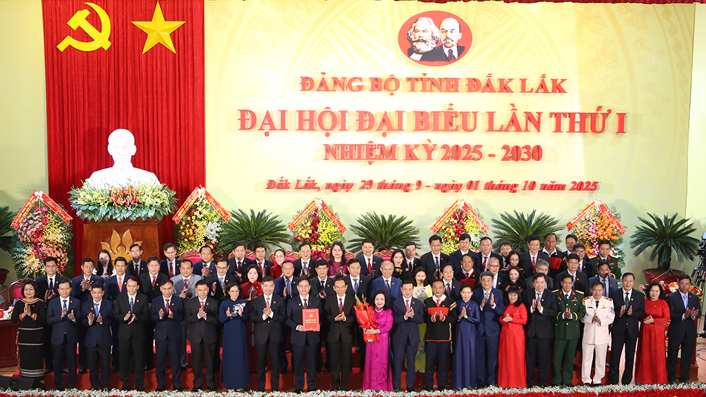 Đồng chí Nguyễn Văn Nên - Ủy viên Bộ Chính trị, Thường trực Tiểu ban Văn kiện Đại hội XIV của Đảng trao Quyết định và tặng hoa chúc mừng Ban Chấp hành Đảng bộ tỉnh Đắk Lắk nhiệm kỳ 2025-2030.